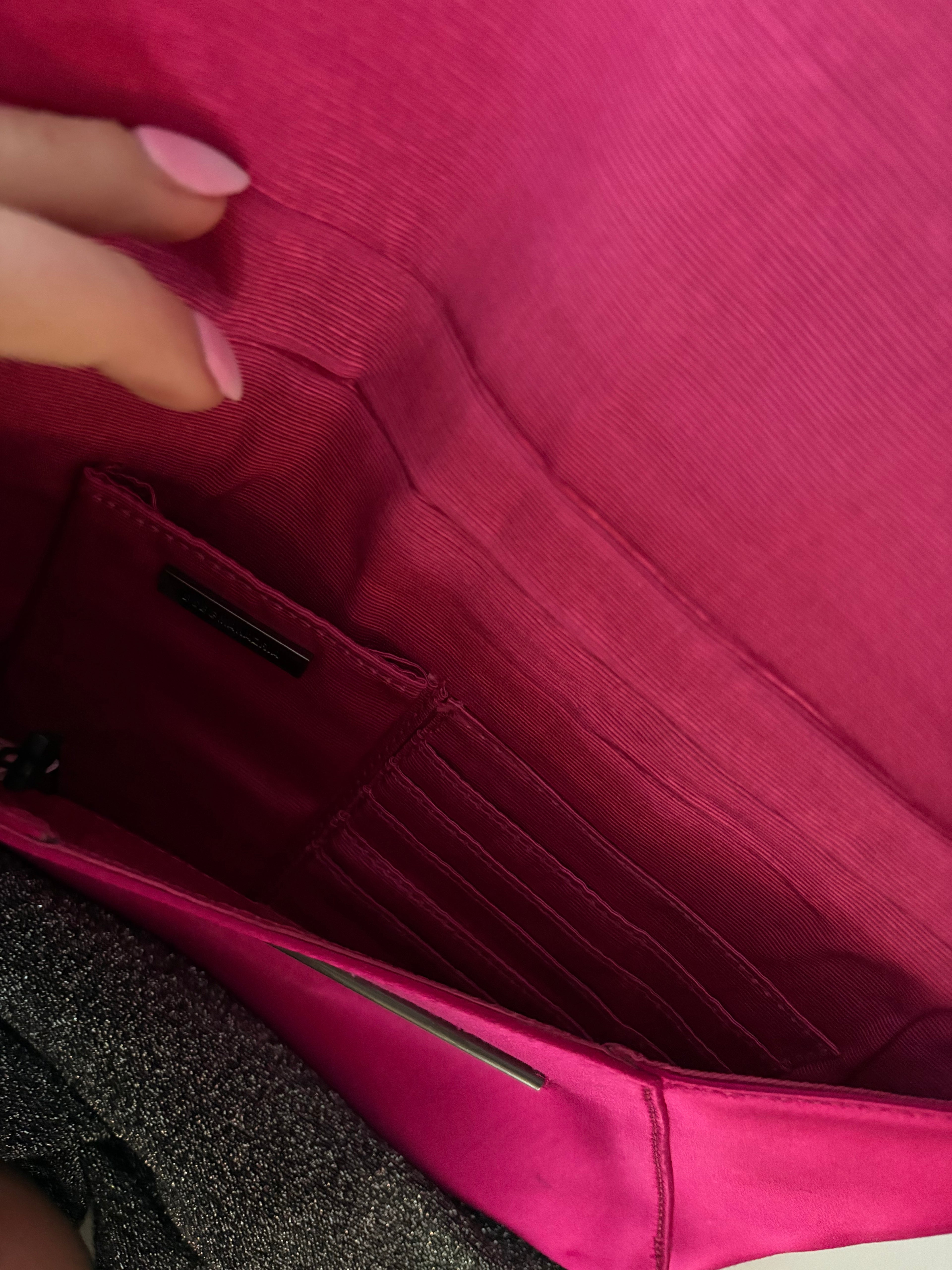 Sac de soirée en satin rose fuchsia BCBG