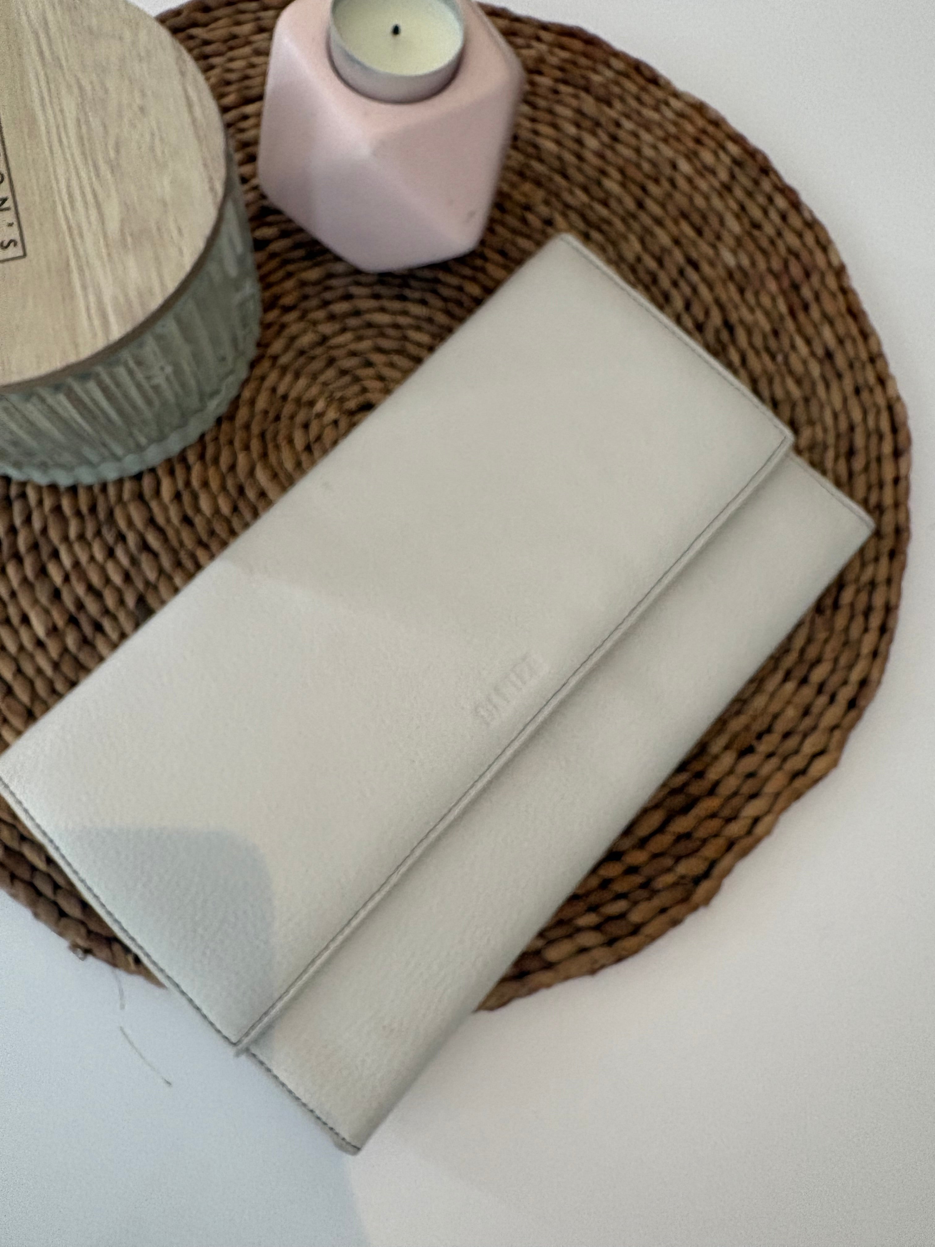 Pochette de voyage ou de soirée en cuir couleur crème de marque Danier