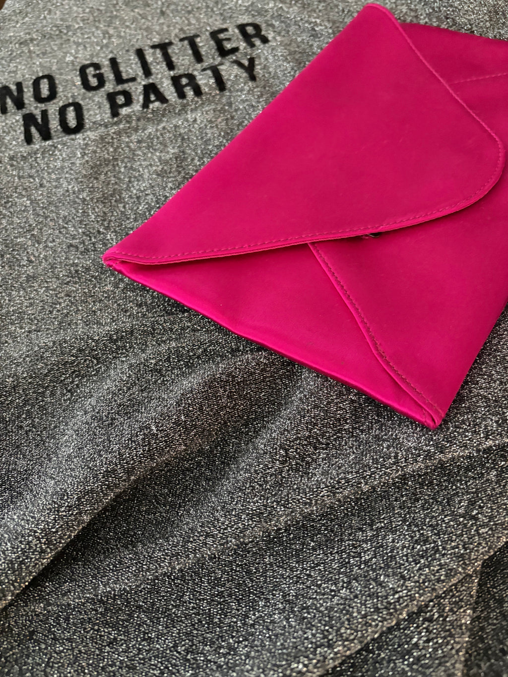 Sac de soirée en satin rose fuchsia BCBG