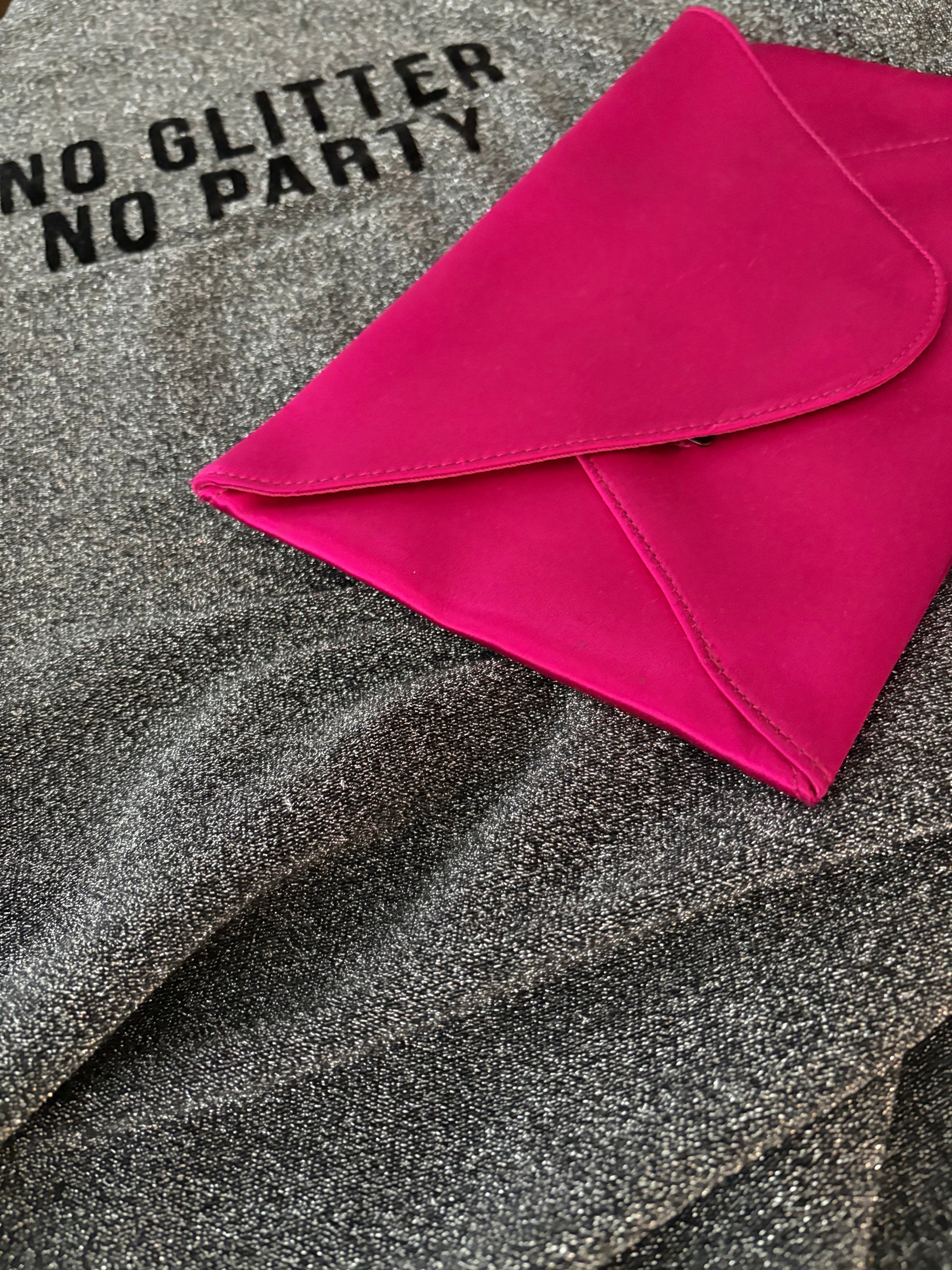 Sac de soirée en satin rose fuchsia BCBG