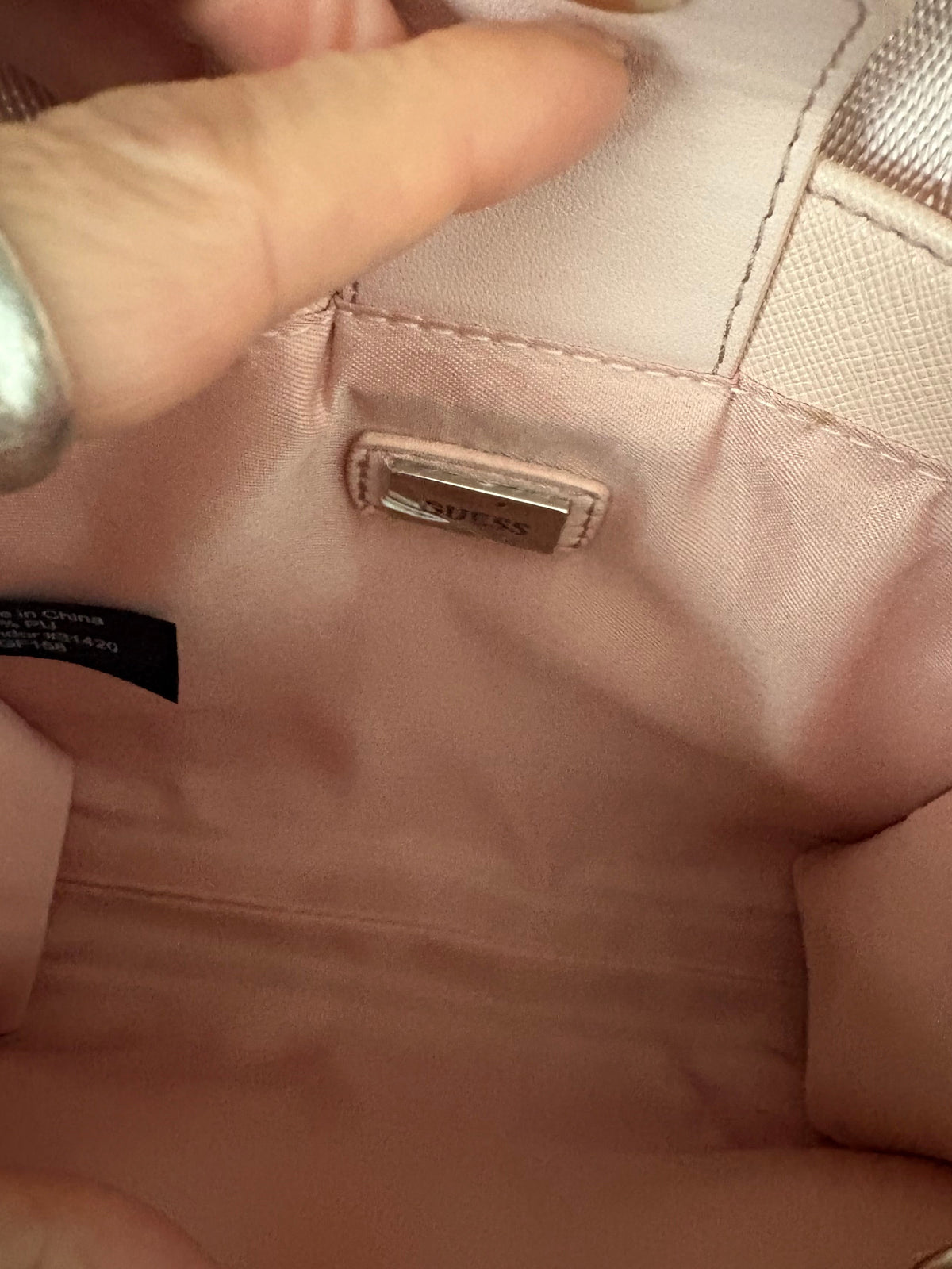 Petit sac de soirée rose Guess