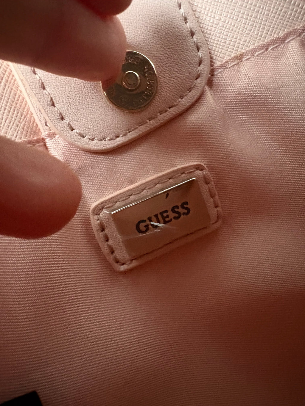 Petit sac de soirée rose Guess