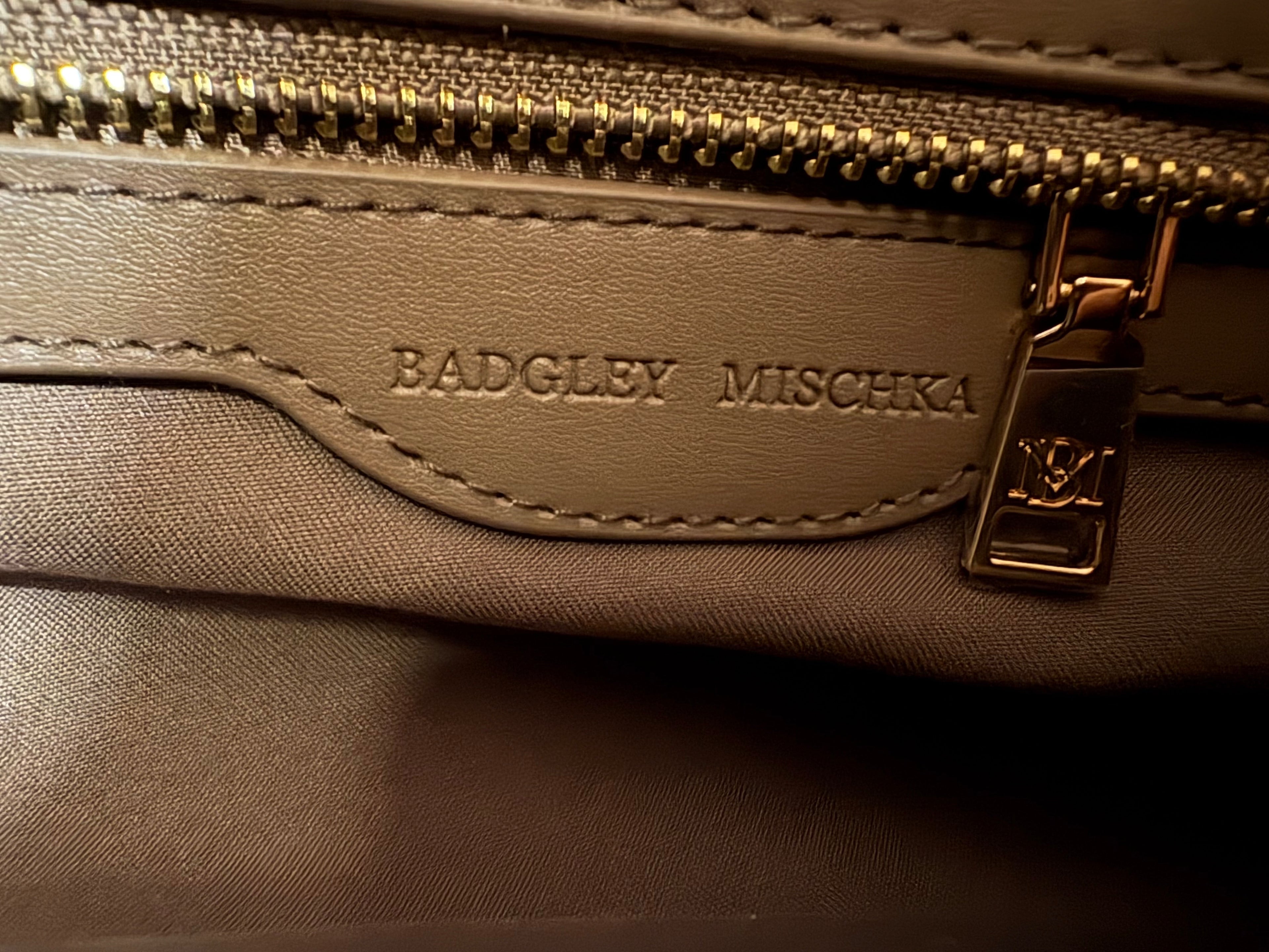 Sac cabas Badgley Mischka matelassé taupe – détails dorés