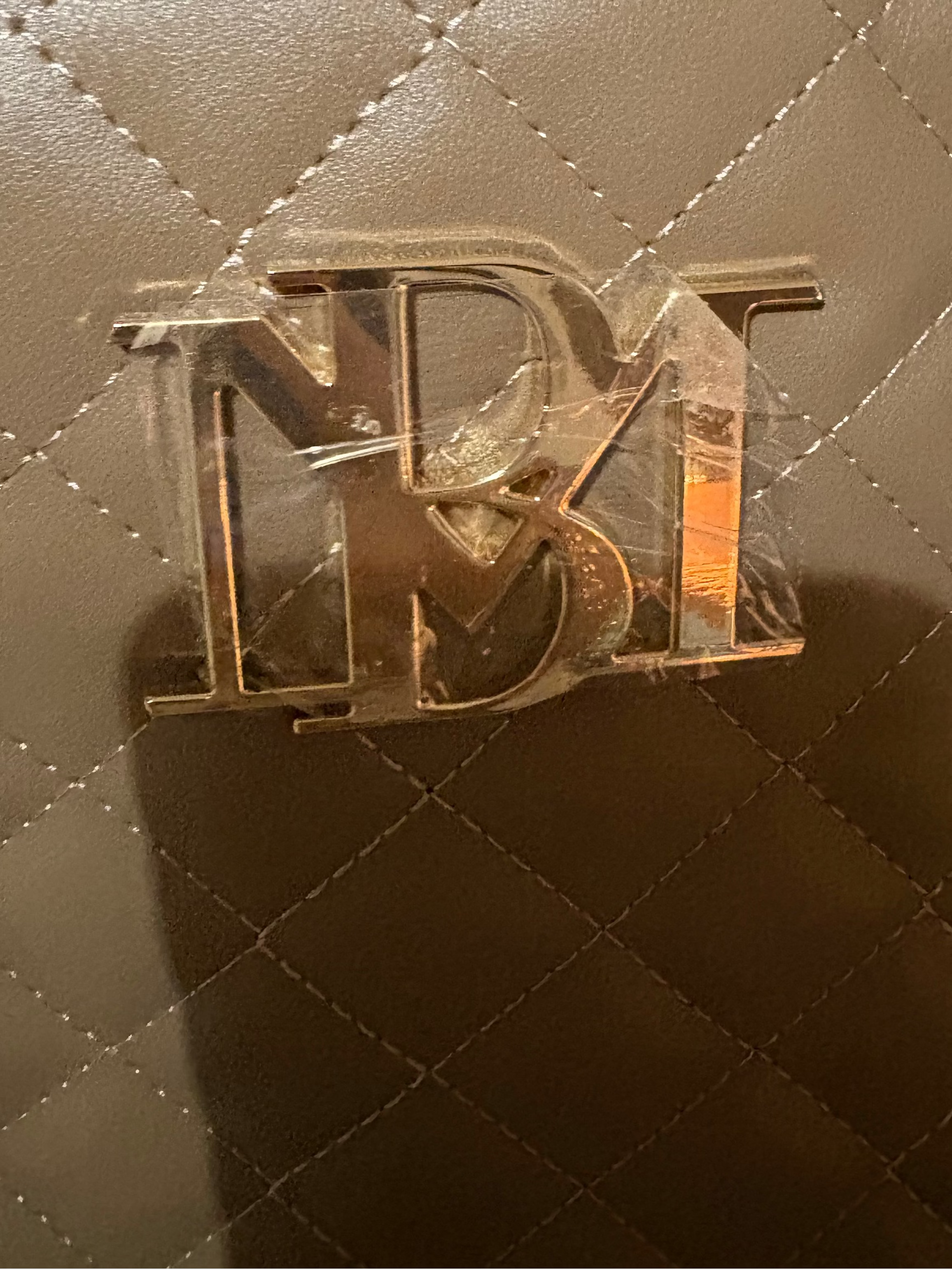 Sac cabas Badgley Mischka matelassé taupe – détails dorés