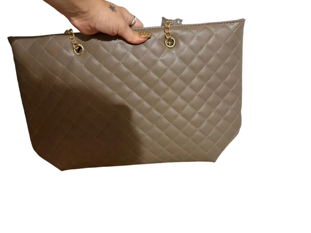 Sac cabas Badgley Mischka matelassé taupe – détails dorés